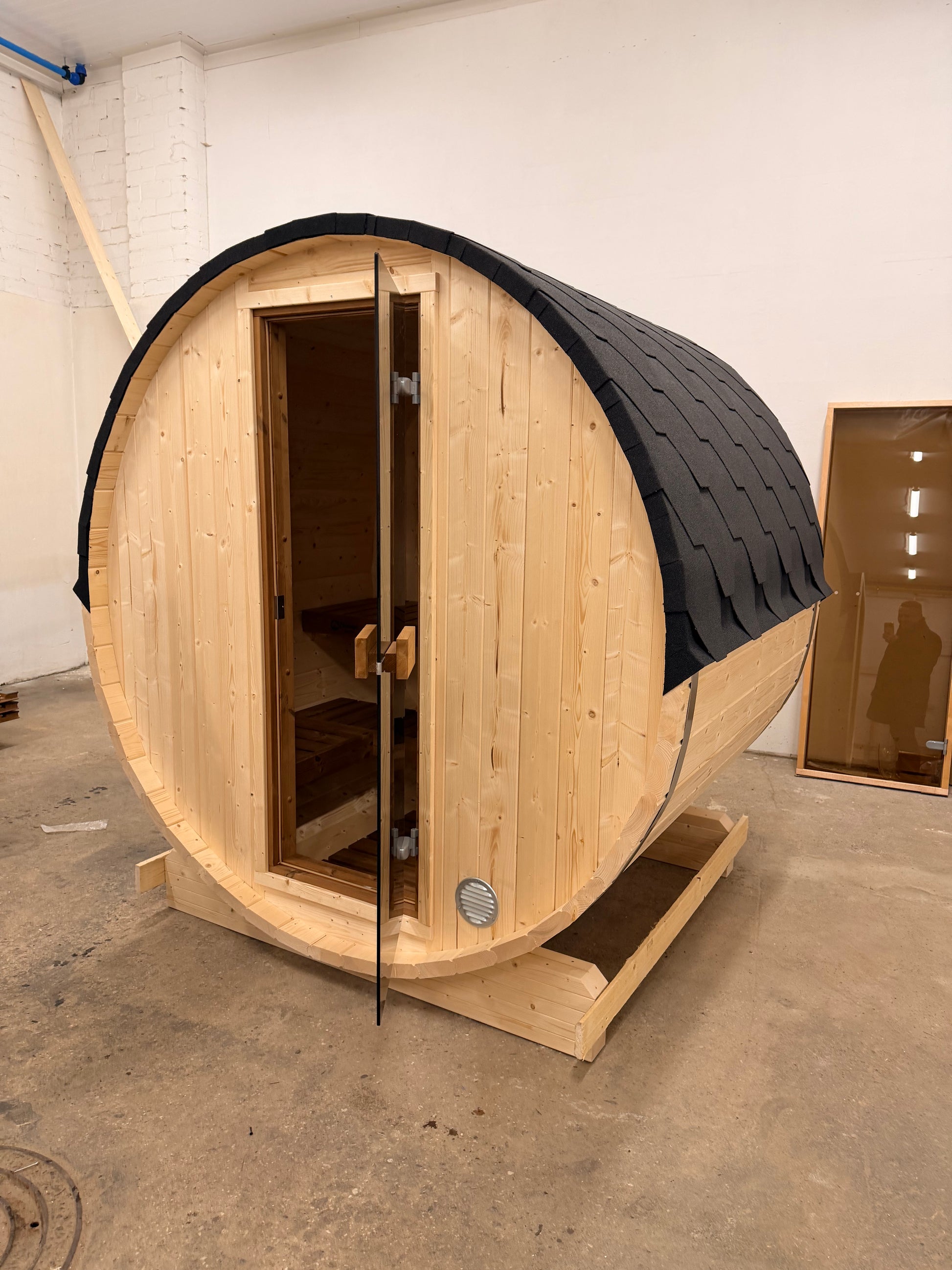 Sauna ogrodowa beczka AURA 130 dla 3-4 osób — widok z przodu w hali produkcyjnej