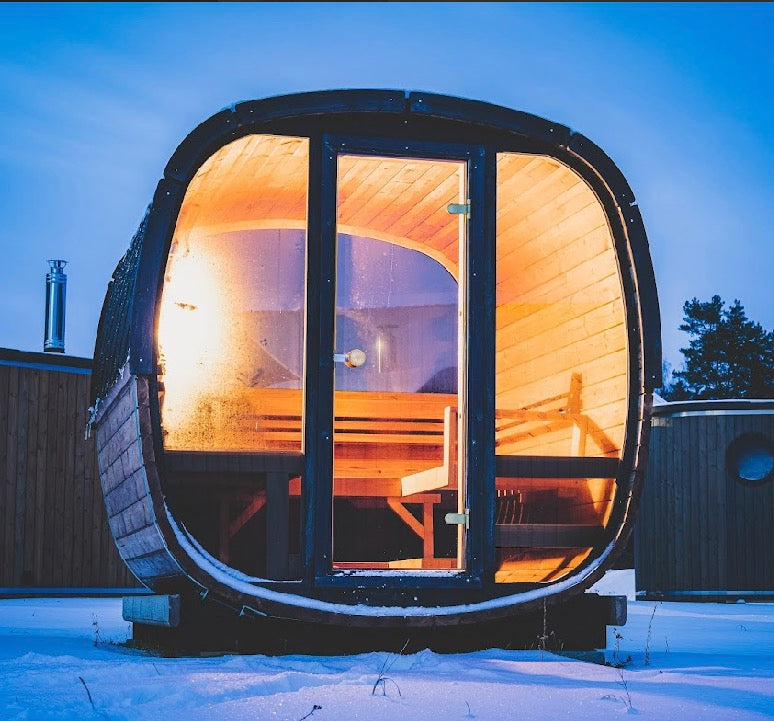 Sauna R-UKU 160 zimą w śniegu — piec na drewno z kominem i nagrzane wnętrze