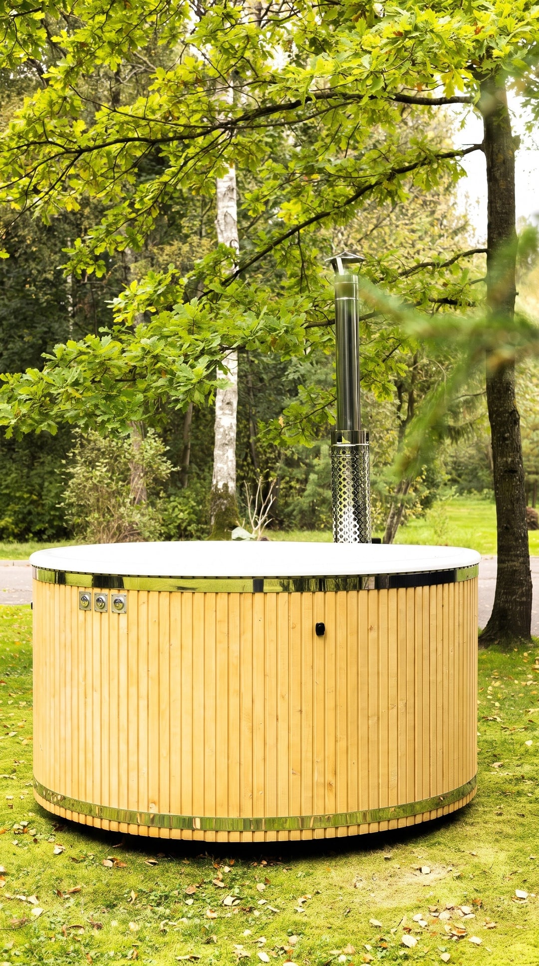 Balia z piecem wewnętrznym RANTA 200 w kolorze miodowym – drewniana obudowa ze świerku, komin wyprowadzony z wnętrza balii