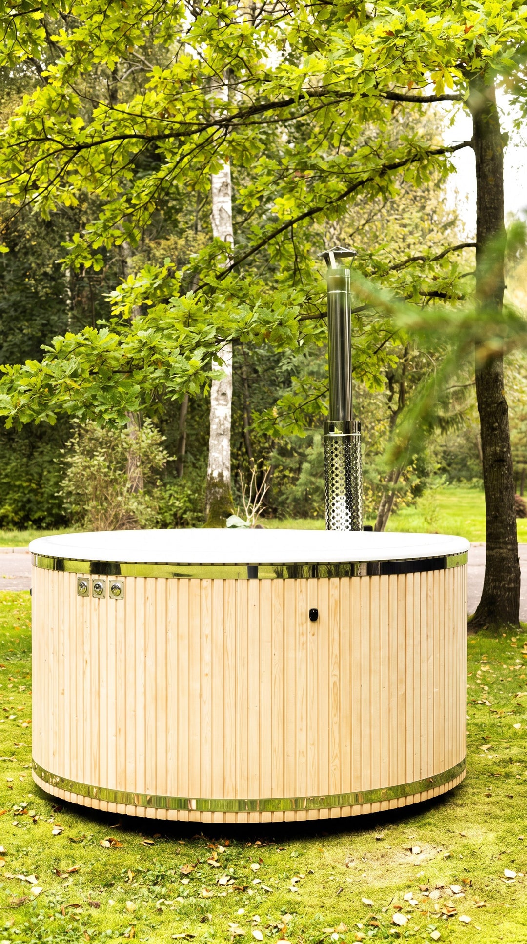 Balia z piecem wewnętrznym RANTA 200 w naturalnym kolorze drewna – drewniana obudowa ze świerku, komin wyprowadzony z wnętrza balii