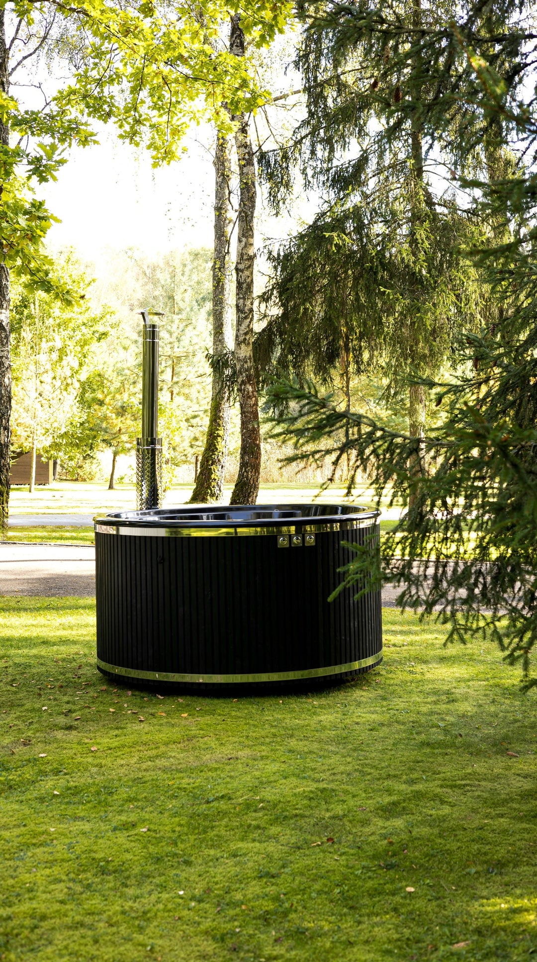 Balia z piecem wewnętrznym RANTA 225 w kolorze hebanowym – drewniana obudowa ze świerku, komin wyprowadzony z wnętrza balii