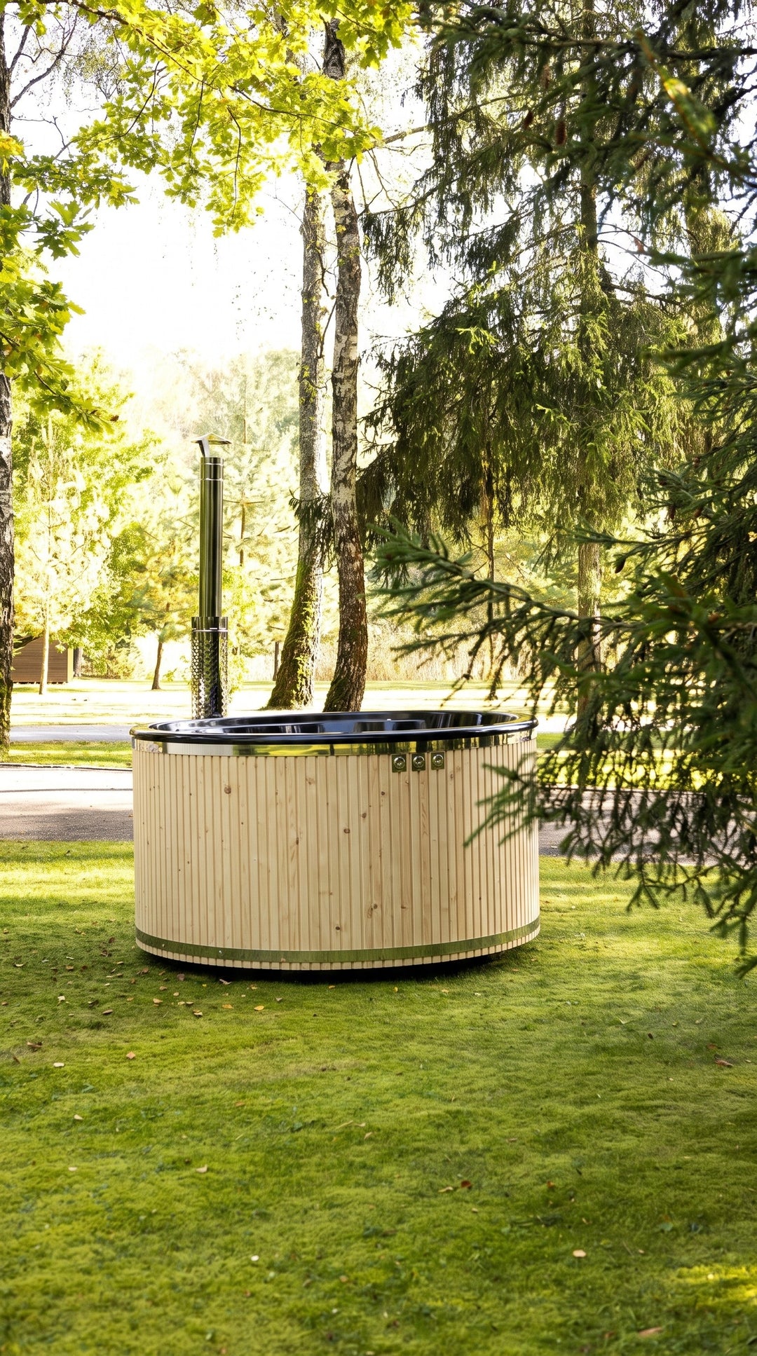Balia z piecem wewnętrznym RANTA 225 w naturalnym kolorze drewna – drewniana obudowa ze świerku, komin wyprowadzony z wnętrza balii