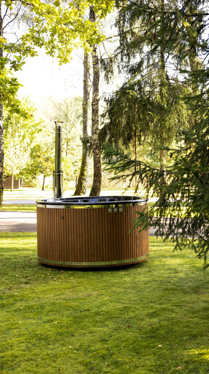 Balia z piecem wewnętrznym RANTA 225 w kolorze tekowym – drewniana obudowa ze świerku, komin wyprowadzony z wnętrza balii