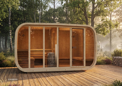 Sauna zewnętrzna R-KLAAR W2 — na drewnianym tarasie w lesie, pełne przeszklenie