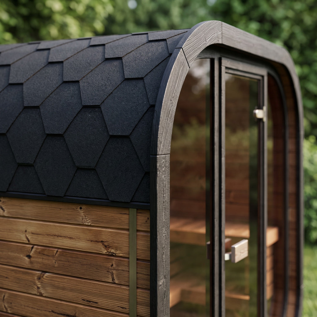 Detail der Gartensauna R-ILLY — Hexagon-Schindeln und Thermoholz