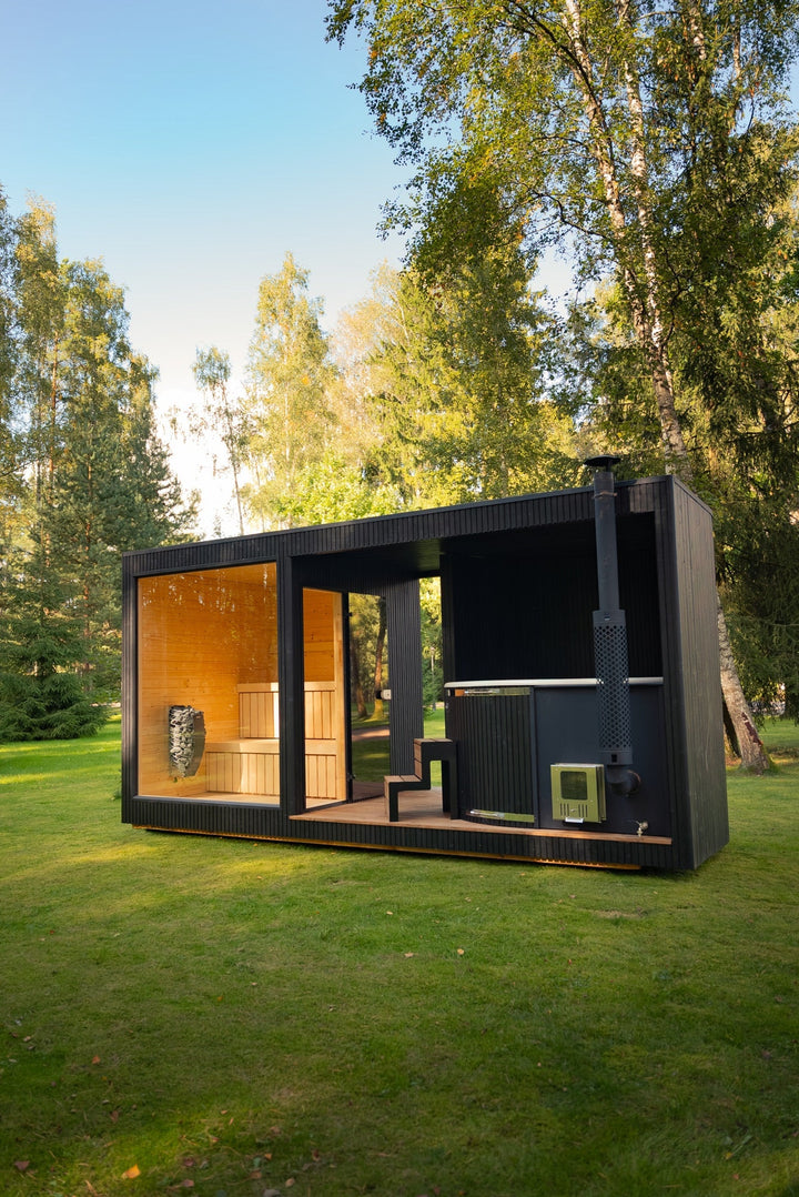 Spa-Komplex KOTI L – Gartensauna mit verglaster Kabine und Badezuber mit Ofen unter einem gemeinsamen schwarzen Dach